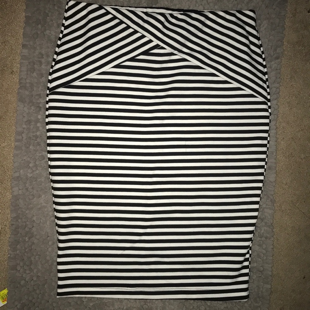 B&W Striped pencil skirt